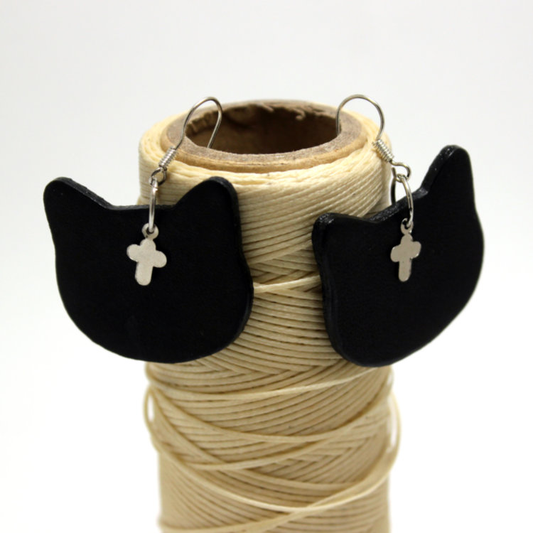 Черные сережки Коты с крестиками из кожи Артикул: ASS007