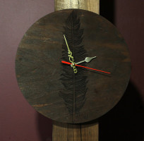 Настінний дерев'яний антигодинник Feather зі зворотним ходом 