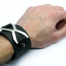 Чёрный кожаный браслет XC с металлической рамкой в виде икса