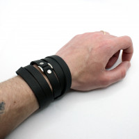 Длинный узкий черный кожаный браслет Ketumati с металлической рамкой