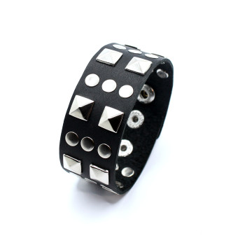 Кожаный браслет BMA с железными пирамидами Кожаный браслет BMA с железными пирамидами