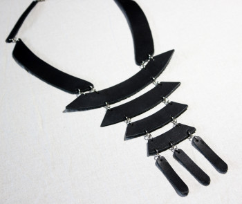 Кожаное ожерелье Кубикадзари построено на семи различных сегментах, соединенных никелированными кольцами