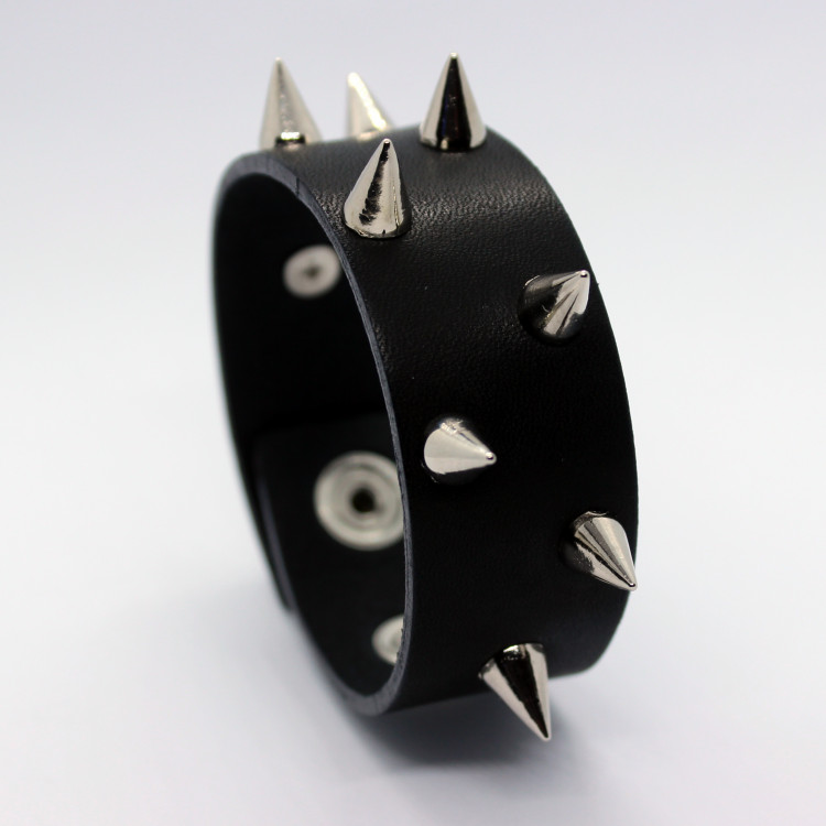 Узкий браслет Nine Spikes с металлическими шипами в стиле рок Артикул: LB2409BL